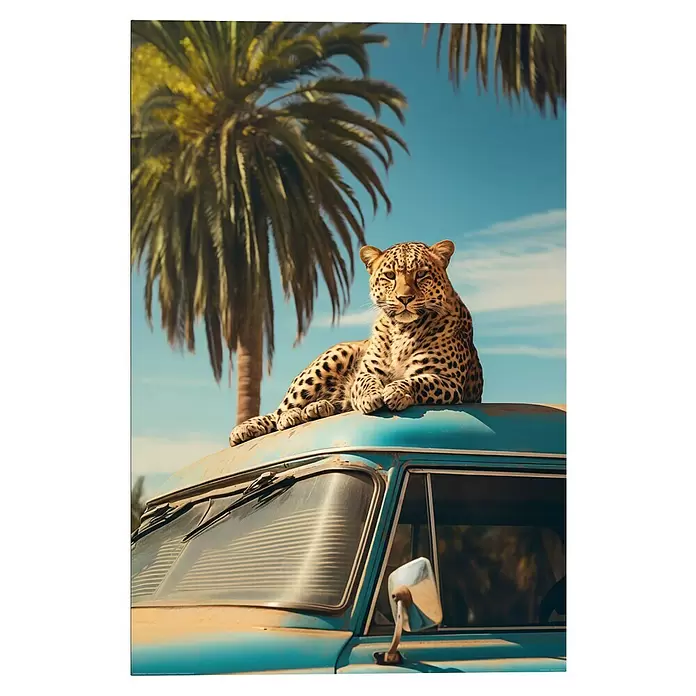 Reinders Decopanel - Oldtimer Safari, B x H: 60 x 90 cm - Gefleckter Leopard ruht auf einem rostigen blauen Oldtimer, mit Palmen und blauem Himmel im Hintergrund.