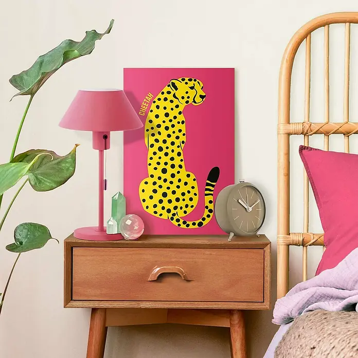 Reinders Leinwandbild Giclee on Canvas - Colourful, B x H: 20 x 30 cm - Nahaufnahme eines Nachttisches mit einer pinken Lampe, einem Tierbild und einem Retro-Wecker.