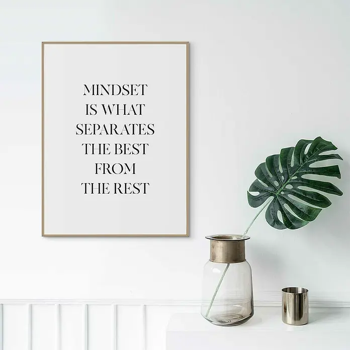 Reinders Bild Slim Frame WoodMindset, B x H: 30 x 40 cm - Dekorative Wandkunst mit einem inspirierenden Zitat "Mindset ist, was die Besten von den Übrigen trennt" in einem schlichten Rahmen.