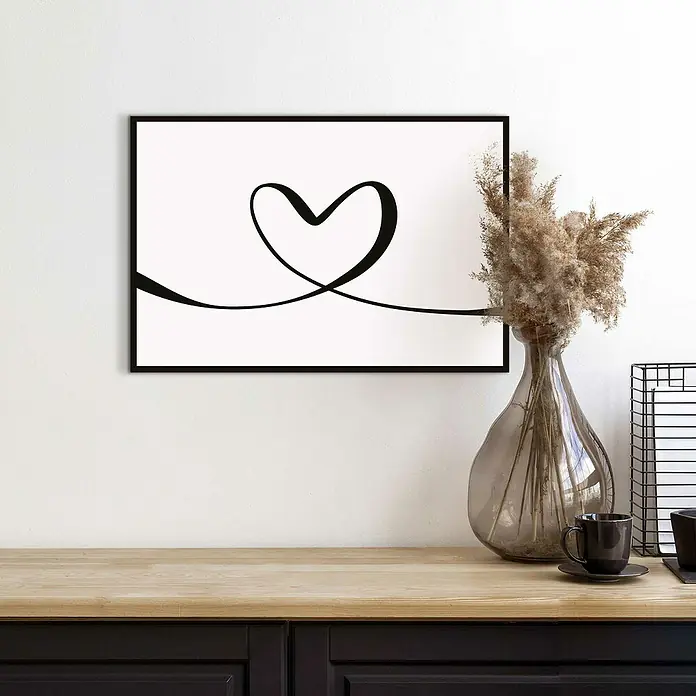 Reinders Bild Slim Frame Black - Heart Lines, B x H: 30 x 20 cm - Schwarzes Herz-Wandbild über einem Holztisch mit Dekorationen. Die minimalistische Kunst bringt eine ruhige Atmosphäre in den Raum.