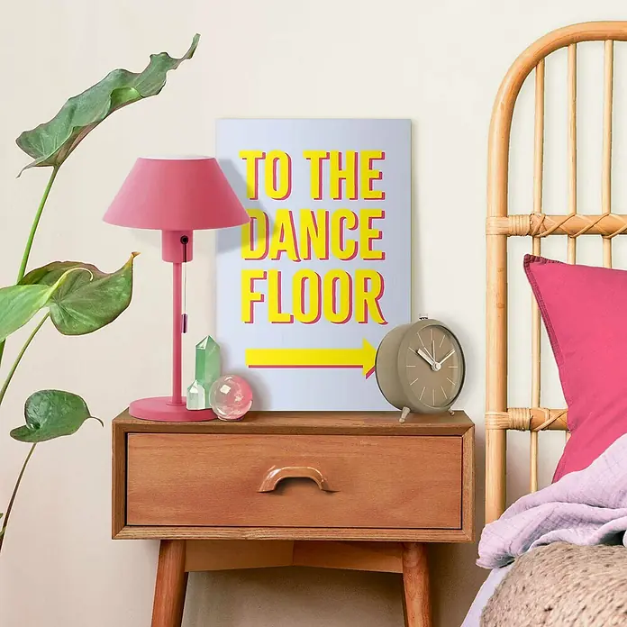 Reinders Leinwandbild Giclee on Canvas - To the Dance Floor, B x H: 20 x 30 cm - Nachttisch mit einer Lampe, einem Wecker und einem Schild mit der Aufschrift "To the dance floor".