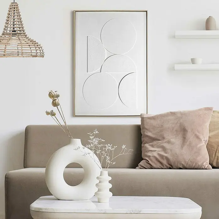 Reinders Bild Relief Art Wood - Planets, B x H: 50 x 70 cm - Nahaufnahme eines modern eingerichteten Wohnzimmers mit einer weißen Skulptur mit geometrischen Formen an der Wand.