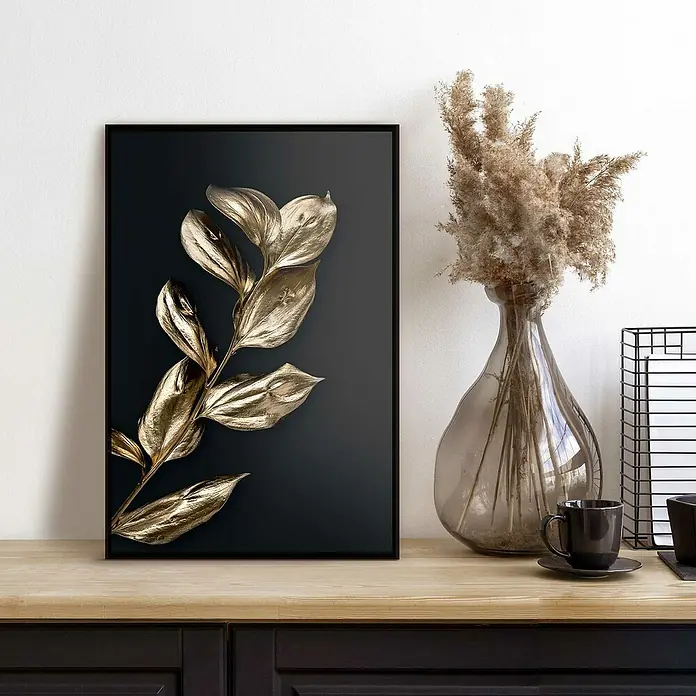 Reinders Bild Slim Frame Black - Little Leafs, B x H: 20 x 30 cm - Das Bild zeigt ein gerahmtes Blatt-Wandkunstwerk in Goldtönen, das elegant auf einer hölzernen Oberfläche präsentiert wird. Eine stilvolle Dekoration für jeden Raum.