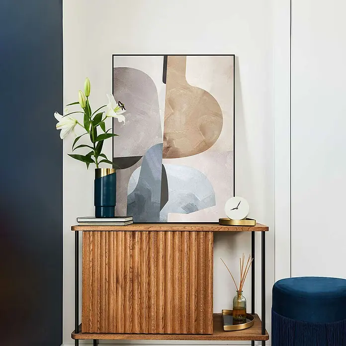 Reinders Bild Slim Frame Black - Soft Abstract I, B x H: 50 x 70 cm - Einrichtungsfoto mit einer modernen Holzkommode, geschmückt mit einer Blumenvase, einem abstrakten Gemälde und dekorativen Elementen.