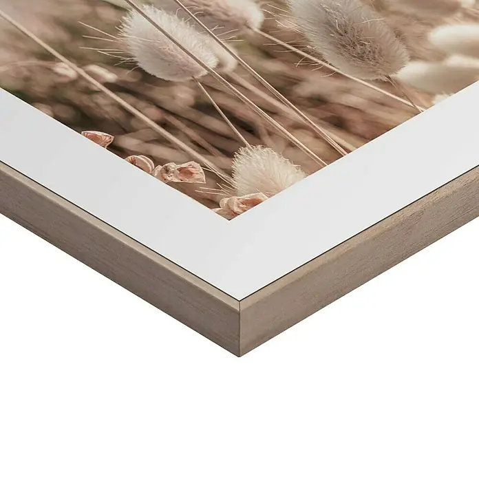 Reinders Bild Slim Frame WoodRomantic Grasses, B x H: 20 x 30 cm - Nahaufnahme einer gerahmten Kunstgrafik mit zarten, beigen Tönen und einer dezenten, strukturierten Holzleiste, die das Werk stilvoll hervorhebt.