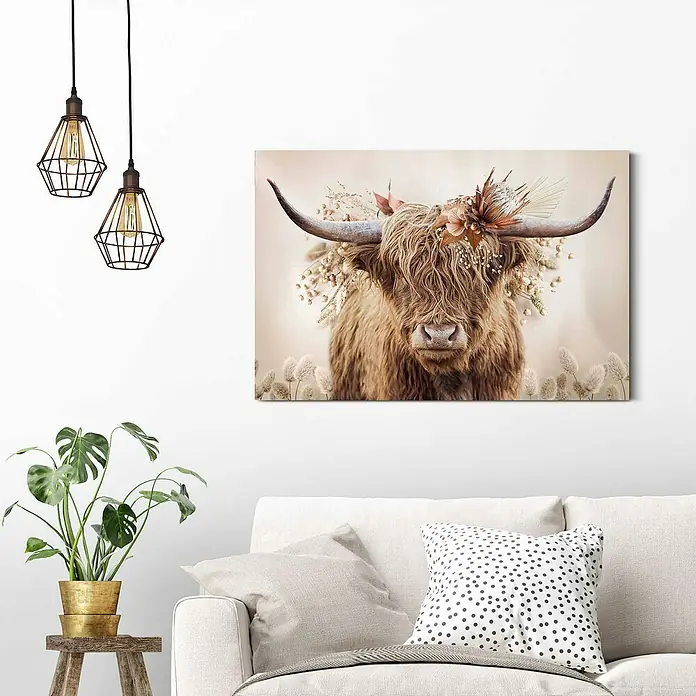 Reinders Decopanel - Floral Highlander, B x H: 90 x 60 cm - Wandbild eines Highland Rinds mit Blumenschmuck, das über einem weißen Sofa hängt, verleiht dem Raum eine rustikale und gemütliche Note.