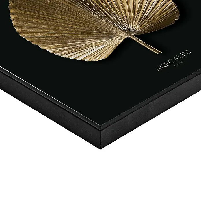 Reinders Bild Slim Frame Black - Areca Gold, B x H: 50 x 50 cm - Nahaufnahme eines gerahmten Kunstwerks mit einem goldenen Palmfächer auf schwarzem Hintergrund.