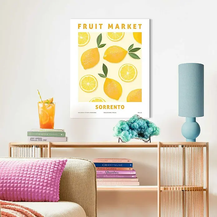 Reinders Bild Slim Frame WhiteSorrento Lemons, B x H: 40 x 50 cm - Ein lebendiges "Fruit Market Sorrento"-Poster mit Zitronenmuster hängt an einer Wand über einem Regal mit Dekorationsgegenständen.