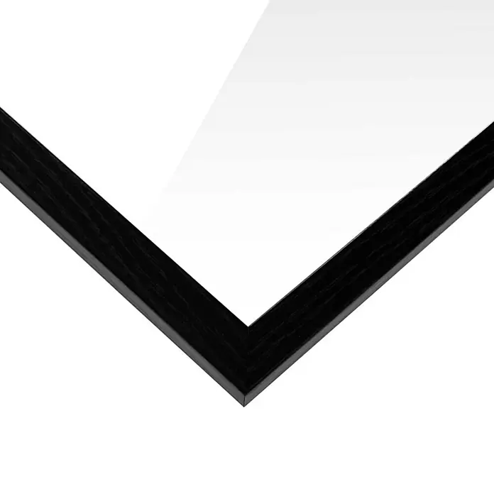 Reinders Kunststoffrahmen Eco Maxi - Black, Bildformat: 61 x 91,5 cm - Detailaufnahme eines eleganten, schwarzen Holzbilderrahmens mit einem glänzenden, weißen Passepartout, ideal für moderne Wanddekoration.