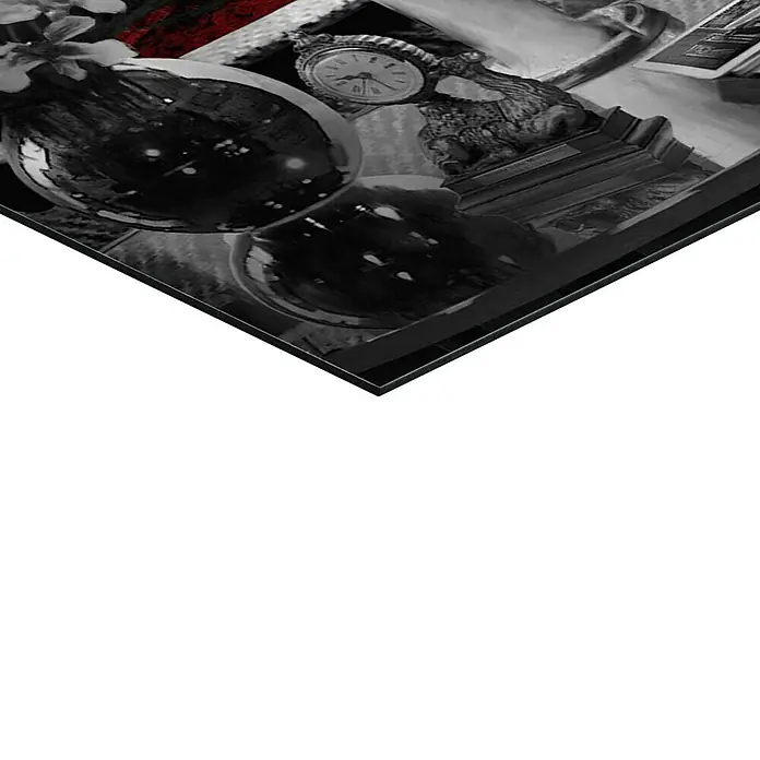 Reinders Decopanel - Chris Consani - Four of a Kind, B x H: 90 x 60 cm - Nahaufnahme eines dekorativen Kunstwerks mit einer Uhr und Kugeln, das einen Vintage-Charme versprüht.