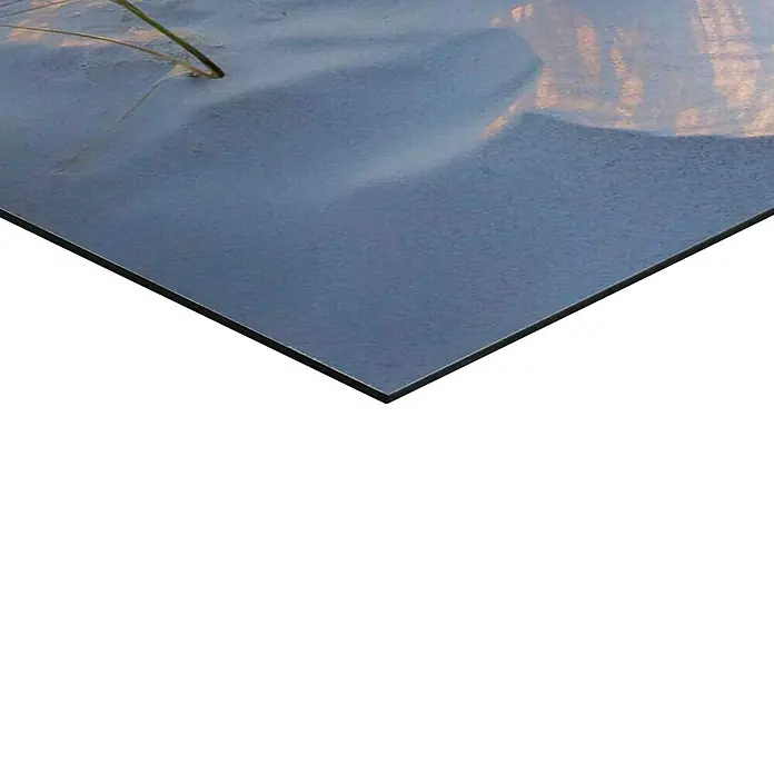 Reinders Decopanel - Golden Hour, B x H: 90 x 60 cm - Nahaufnahme einer stilvollen Wanddekoration, die ein abstraktes Sanddünenmuster auf einer modernen Metallplatte zeigt.