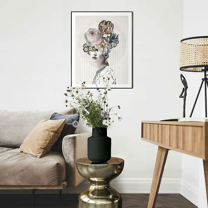 Reinders Bild Slim Frame Black - Graphic Female, B x H: 40 x 50 cm - Ein stilvolles Interieur mit einem dekorativen Stillleben: Eine dunkle Vase mit Wildblumen auf einem goldenen Beistelltisch.