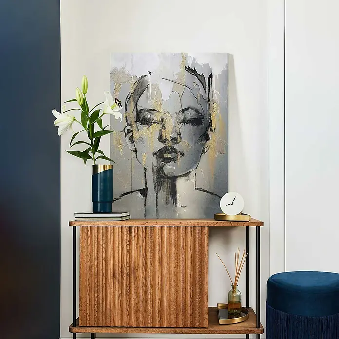 Reinders Leinwandbild Giclee on Canvas - Golden Face, B x H: 50 x 70 cm - Das moderne Wohnambiente wird durch eine Kommode aus Holz mit Metallgestell und einem abstrakten Frauenportrait aufgewertet.
