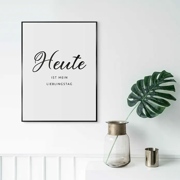 Reinders Bild Slim Frame Black - Heute, B x H: 30 x 40 cm - Schwarzer Rahmen mit dem Aufdruck "Heute ist mein Lieblingstag" und einer Dekoration mit einer grünen Pflanze.