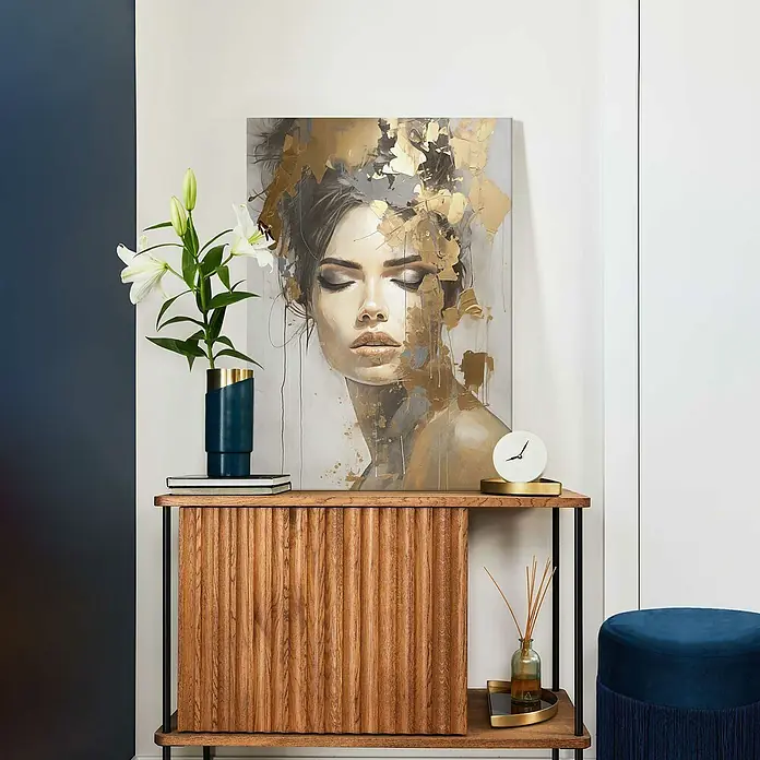 Reinders Leinwandbild Giclee on Canvas - Chique Gold, B x H: 50 x 70 cm - Elegante Kommode mit einer Vase frischer Lilien und einem abstrakten Porträtgemälde im Hintergrund, das dem Raum einen Hauch von Kunst verleiht.