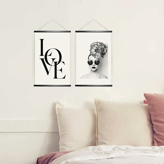 Reinders Poster Art Print - Ciao, B x H: 20 x 30 cm, 4 -tlg. - Zwei gerahmte Poster hängen über einem Bett mit weißen und rosafarbenen Kissen. Das Poster links zeigt das Wort "LOVE", das andere eine Frau mit Sonnenbrille.