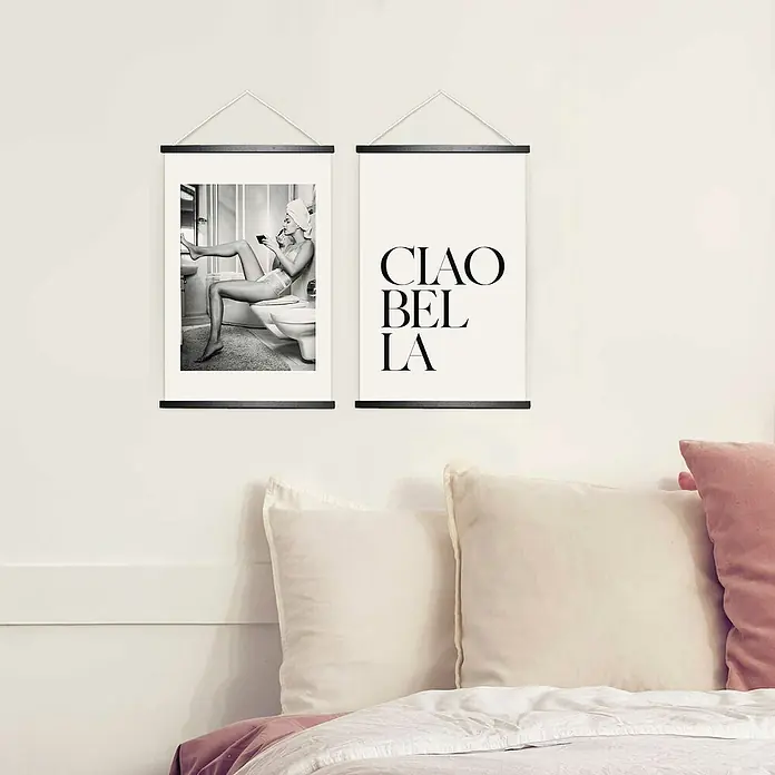 Reinders Poster Art Print - Ciao, B x H: 20 x 30 cm, 4 -tlg. - Wanddekoration mit zwei Bildern: ein Schwarz-Weiß-Foto einer Frau und ein Schriftbild mit dem Text "Ciao Bella", das eine elegante Note verleiht.