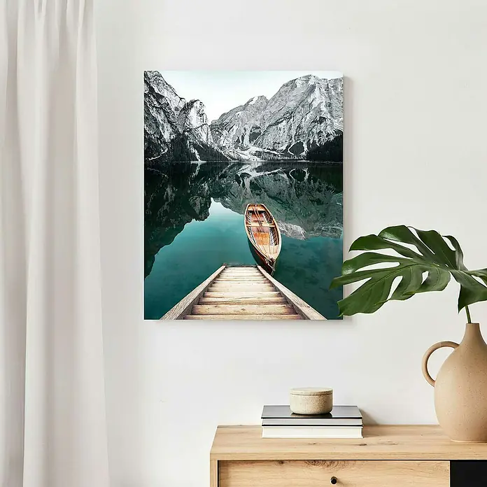 Reinders Decopanel - Glacier Mount Lake, B x H: 40 x 50 cm - Ein Wandbild mit einem malerischen See, einem Holzsteg und einem Boot, das eine ruhige und friedliche Atmosphäre vermittelt. Ideal für Wohn- und Arbeitsbereiche.