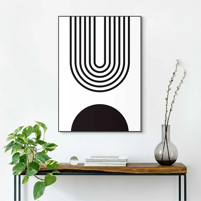 Reinders Bild Slim Frame Black - Abstract, B x H: 50 x 70 cm - Schwarze und weiße abstrakte Kunst an einer weißen Wand über einem Holztisch mit Dekorationen.