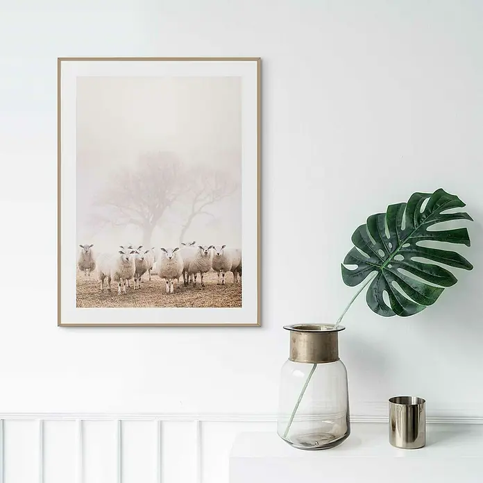 Reinders Bild Slim Frame Wood - Sheep in Field, B x H: 30 x 40 cm - Gerahmtes Wandbild mit Schafen und Baum im Nebel, eine friedliche und beruhigende Dekoration für Ihr Zuhause oder Büro.