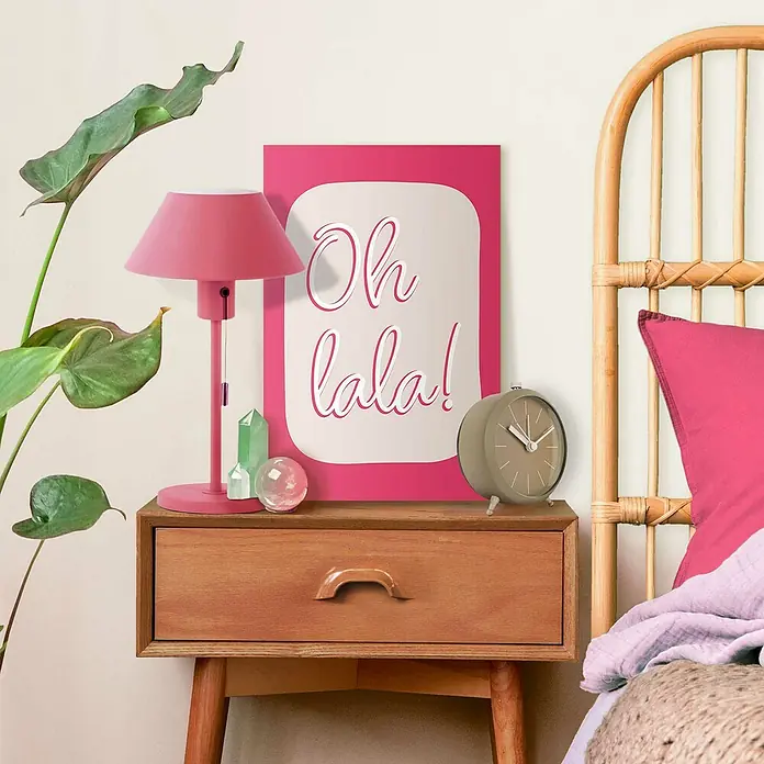 Reinders Leinwandbild Giclee on Canvas - Oh La La, B x H: 20 x 30 cm - Dieser Nachttisch aus Holz mit einer Lampe, einer Uhr und Deko-Elementen bietet eine stilvolle Ablagefläche neben dem Bett.