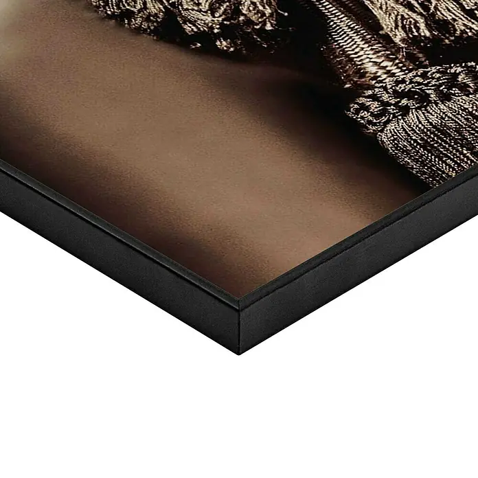 Reinders Bild Slim Frame Black - African Beauty, B x H: 50 x 70 cm - Nahaufnahme eines gerahmten Kunstwerks, das ein goldenes Stoffdetail zeigt. Der Rahmen ist schwarz und elegant.