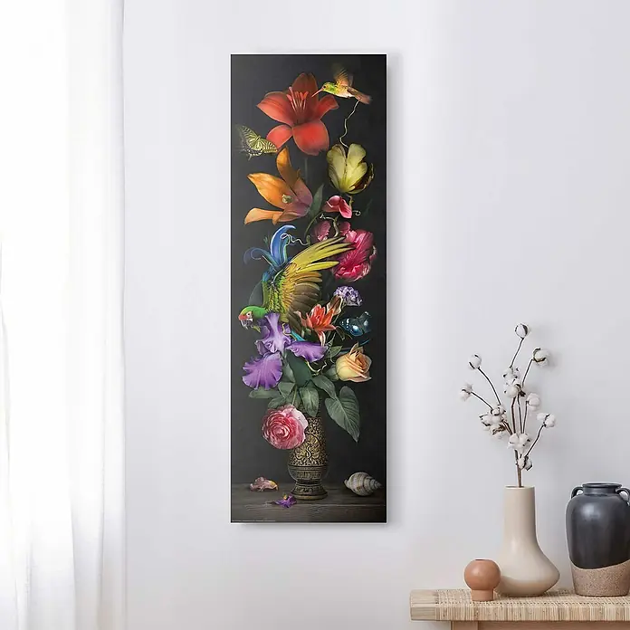 Reinders Decopanel - Flower Portrait, B x H: 30 x 90 cm - Ein hochformatiges Blumenstillleben-Gemälde, das eine vielseitige Blumenanordnung mit Vögeln und Schmetterlingen in einer kunstvollen Vase zeigt.
