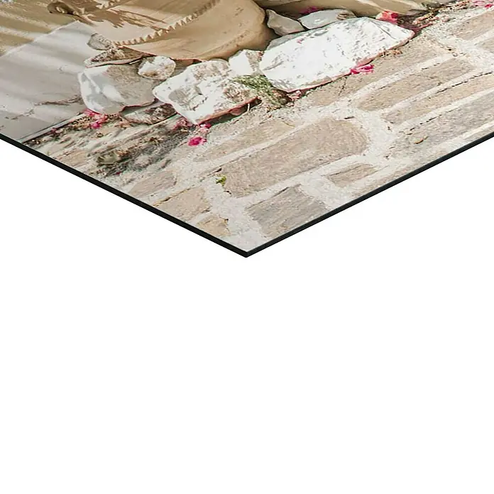 Reinders Decopanel - Mediterranean Door, B x H: 60 x 90 cm - Nahaufnahme eines Pflasters mit Steinen und Blumen. Ideal für Garten- oder Landschaftsbauprojekte.