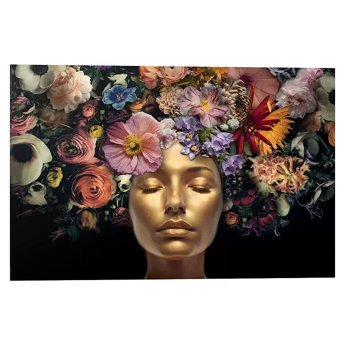 Reinders Decopanel - Serene Golden, B x H: 90 x 60 cm - Goldene Gesichtsskulptur mit geschlossenen Augen, geschmückt mit einem lebendigen Blumenkranz, vor dunklem Hintergrund.