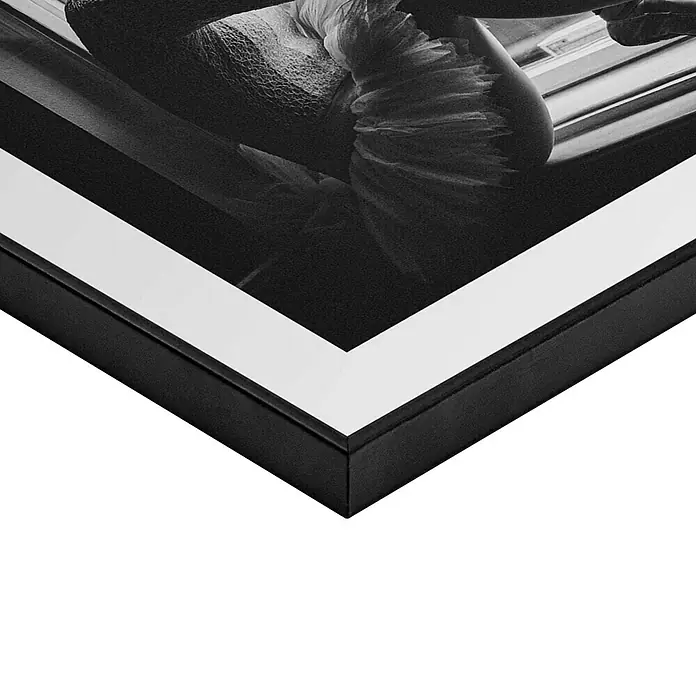 Reinders Bild Slim Frame Black - Daydreamer, B x H: 30 x 40 cm - Detailaufnahme eines gerahmten Fotos mit schwarzem Rahmen und weißem Passepartout, das ein Ballettmotiv zeigt. Elegante Kunst für Ihr Zuhause.