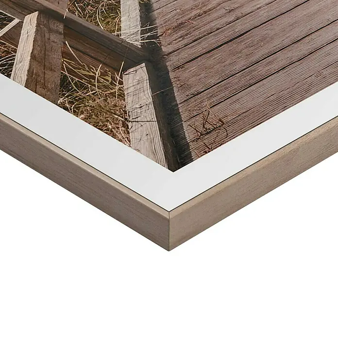 Reinders Bild Slim Frame Wood - Sunny Bridge, B x H: 50 x 50 cm - Nahaufnahme eines gerahmten Fotos mit einem Holzsteg-Motiv, das durch seinen Rahmen zur Geltung kommt.