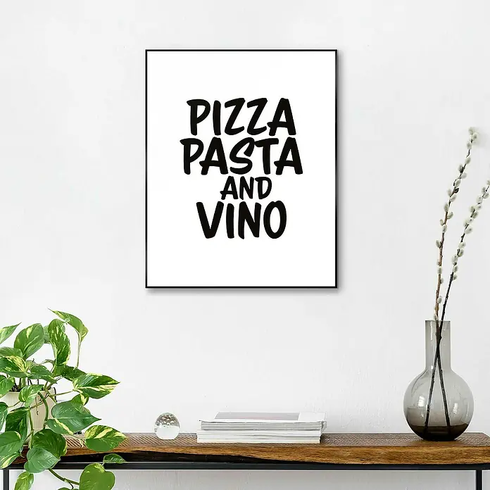 Reinders Bild Slim Frame Black - Pizza, Pasta and Vino, B x H: 40 x 50 cm - Schwarzer Rahmen mit dem Aufdruck "Pizza Pasta and Vino" hängt an einer weissen Wand über einer Holzkonsole mit Büchern und Pflanzen.