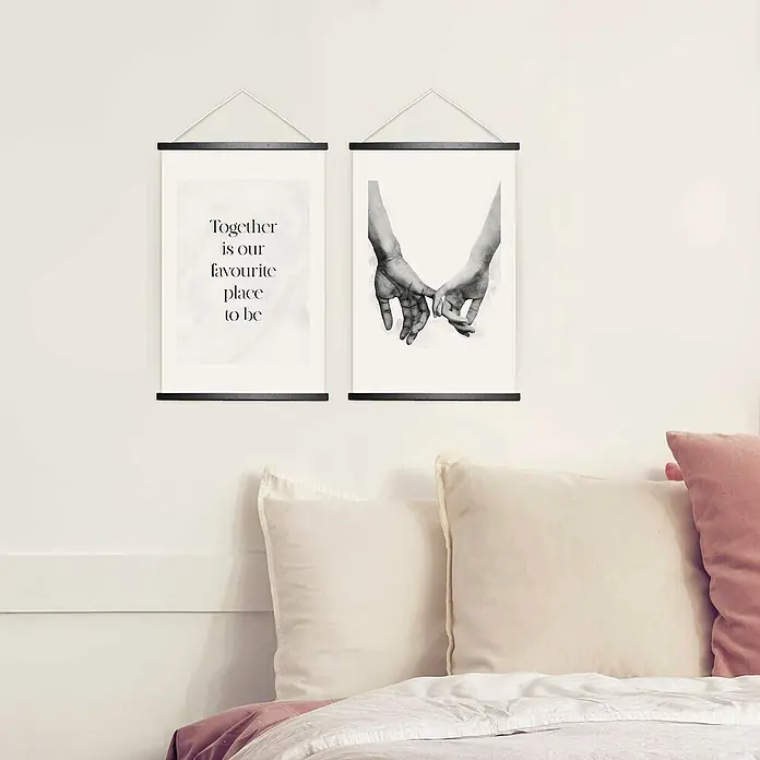 Reinders Poster Art Print - Together, B x H: 20 x 30 cm, 4 -tlg. - Nahaufnahme von zwei gerahmten Drucken mit den Aufschriften "Together is our favourite place to be" und ein Paar hält Händchen.