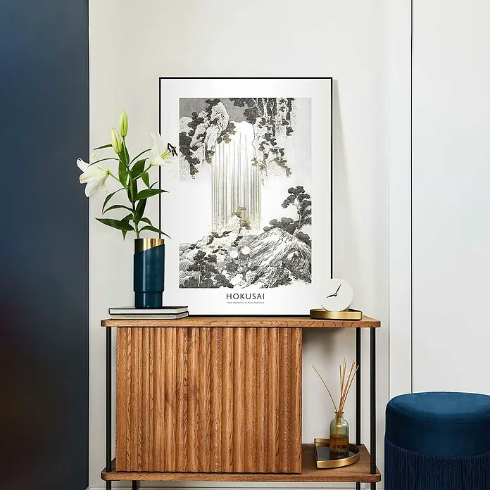 Reinders Bild Slim Frame Black - Hokusai Art, B x H: 50 x 70 cm - Das Hokusai-Wandbild in Schwarz und Weiß mit Holzschrank ist eine stilvolle Ergänzung für jedes Interieur. Das perfekte Wandbild für Ihr Zuhause.