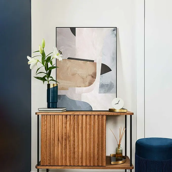 Reinders Bild Slim Frame Black - Soft Abstract II, B x H: 50 x 70 cm - Dekoratives Sideboard mit abstrakter Kunst, blauer Vase mit Lilien und blauen Hocker mit Fransen für ein modernes Ambiente.
