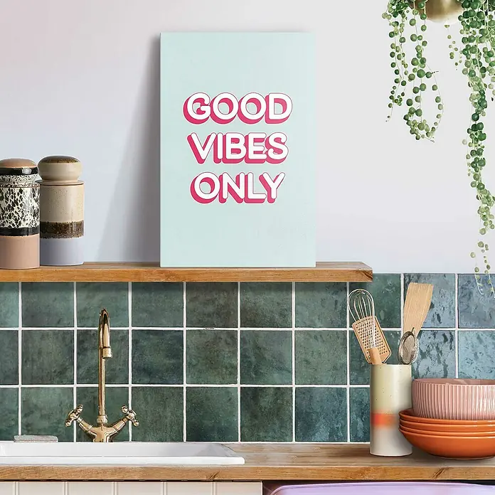 Reinders Leinwandbild Giclee on Canvas - Good Vibes Only, B x H: 20 x 30 cm - Dekoratives "Good Vibes Only" Wandbild in Rosa, platziert auf einem Holzregal vor grünen Fliesen, das positive Energie in jede Küche bringt.