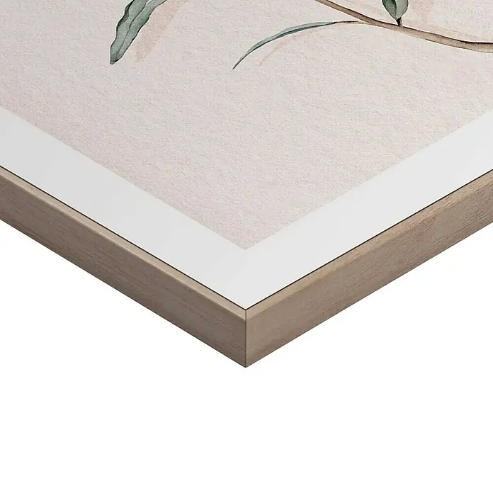 Reinders Bild Slim Frame Wood - Circle Olives, B x H: 30 x 40 cm - Detailansicht eines gerahmten Wandkunstwerks mit zarten floralen Aquarelldetails und einem hellen Holzrahmen, der die Ästhetik des Werks unterstreicht.