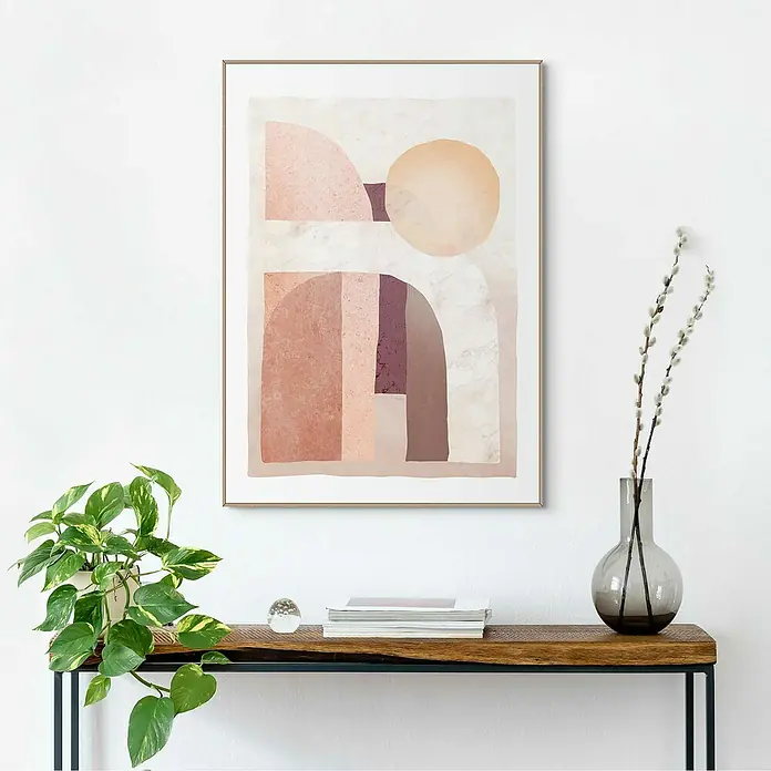 Reinders Bild Slim Frame Wood - Abstract, B x H: 50 x 70 cm - Ein gerahmtes abstraktes Kunstwerk in sanften Rosa- und Beigetönen hängt über einem Holztisch mit Dekorationen.