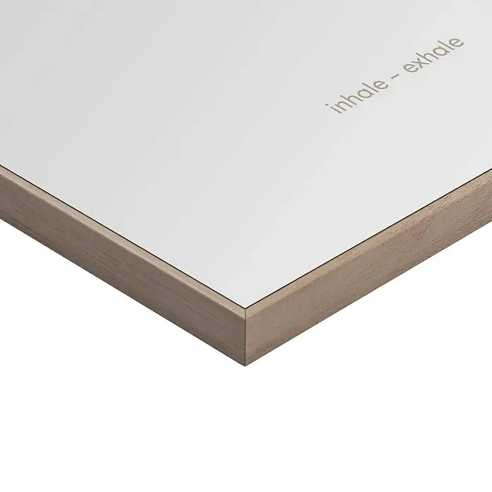 Reinders Bild Slim Frame Wood - Calm, B x H: 20 x 30 cm - Nahaufnahme einer stilvollen Wanddekoration mit dem beruhigenden Schriftzug "inhale - exhale" auf weißem Grund und hellem Holzrahmen.