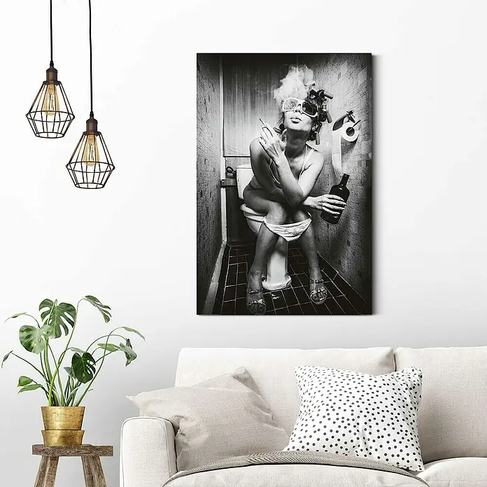 Reinders Decopanel - Toilet Picture, B x H: 60 x 90 cm - Ein stilvolles Wohnzimmer mit einem auffälligen Schwarz-Weiß-Poster einer Frau auf einer Toilette, die eine Zigarette raucht.