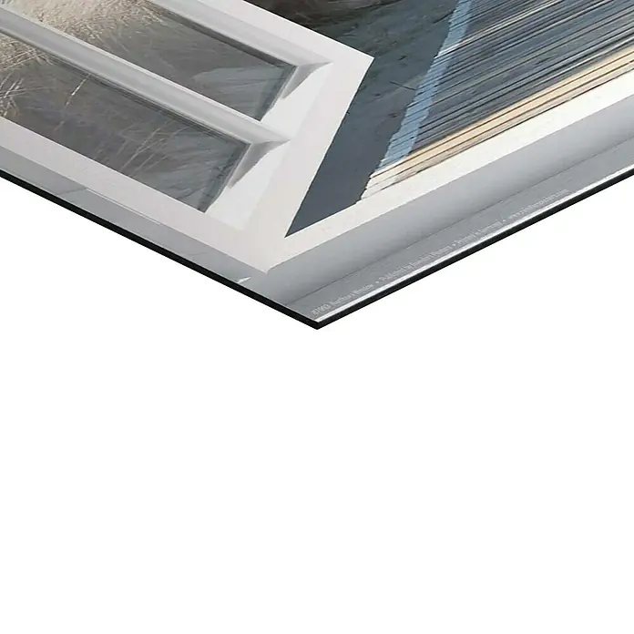 Reinders Decopanel - Northsea Window, B x H: 40 x 50 cm - Detailansicht eines weißen Fensterrahmens, der einen Blick nach draußen freigibt. Das Fenster wirkt modern und einladend.