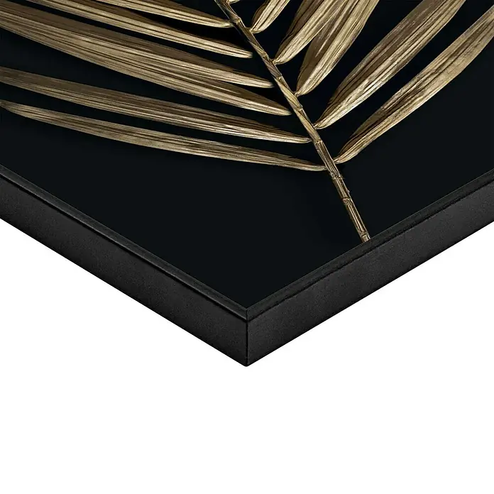 Reinders Bild Slim Frame Black - Areca Palmenblatt, B x H: 20 x 30 cm - Nahaufnahme eines gerahmten Kunstwerks mit einem goldenen Palmenblatt vor schwarzem Hintergrund. Elegantes Wanddekor mit modernem Touch.