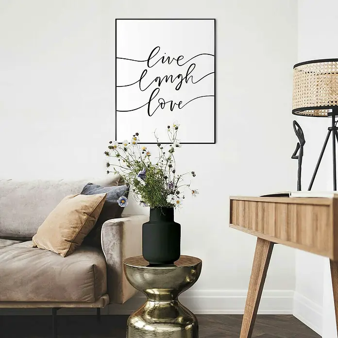 Reinders Bild Slim Frame Black - Live Laugh Love, B x H: 40 x 50 cm - Ein stilvolles Wohnzimmer mit einem gerahmten 'Live Laugh Love' Druck an der Wand, der die Atmosphäre des Raumes unterstreicht.