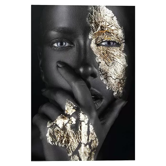 Reinders Decopanel - Woman Gold Hand, B x H: 60 x 90 cm - Markantes Porträt einer Person mit dunkler Haut, verziert mit schimmerndem Blattgold auf Gesicht und Hand.