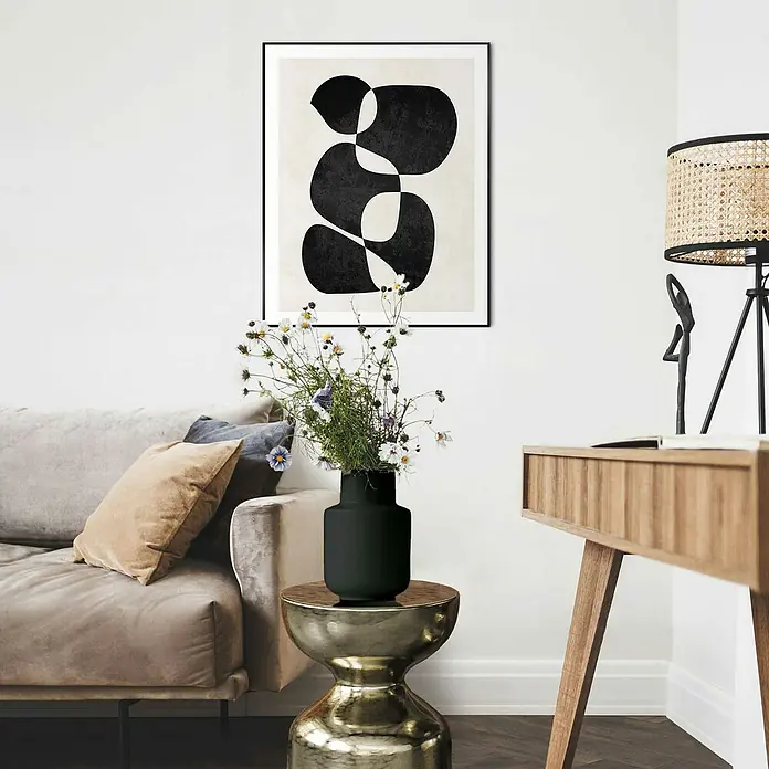 Reinders Bild Slim Frame Black - Imagination, B x H: 40 x 50 cm - Elegante Dekoration mit abstraktem Kunstwerk, stilvoller Lampe und frischen Blumen in einer dunklen Vase auf einem goldenen Beistelltisch.
