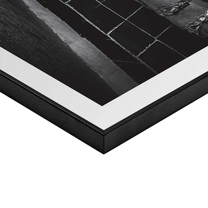 Reinders Bild Slim Frame Black - Toilet Picture, B x H: 50 x 70 cm - Detailaufnahme eines gerahmten Kunstwerks. Der schwarze Rahmen und das Passepartout heben das Bild hervor.