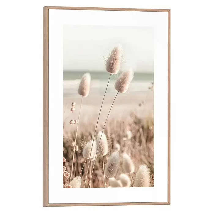 Reinders Bild Slim Frame Wood - Romantic Grasses, B x H: 20 x 30 cm - Gerahmtes Kunstwerk mit hellem Holzrahmen, das weiche, flauschige Gräser vor einem dezenten Strandhintergrund zeigt.