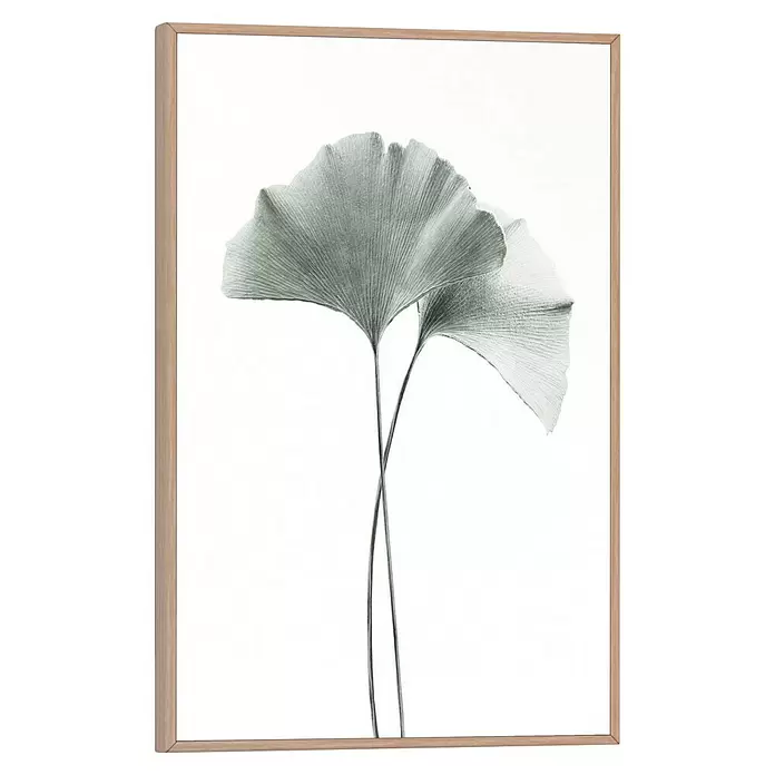 Reinders Bild Slim Frame Wood - Gingko, B x H: 20 x 30 cm - Gerahmtes Kunstwerk mit zwei gedämpften grünen Ginkgoblättern, heller Holzrahmen.