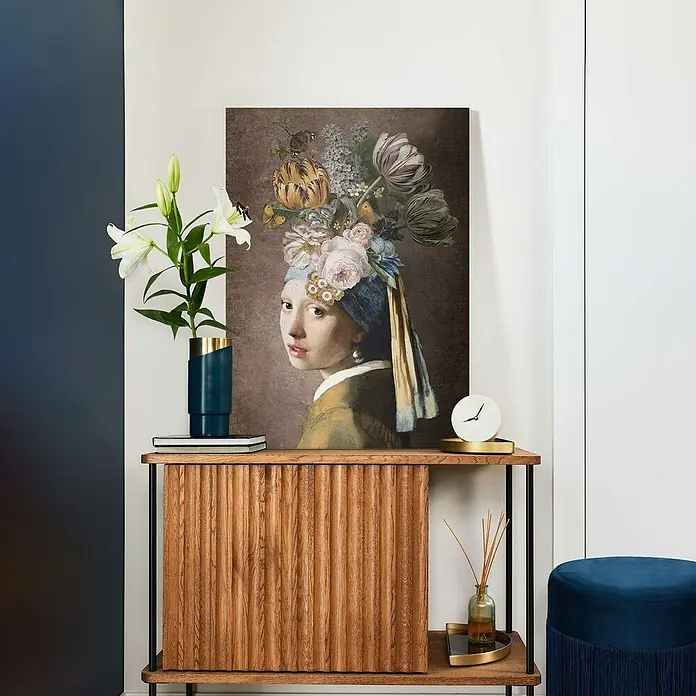 Reinders Leinwandbild Giclee on Canvas - Vermeer - Pearl Girl Flower, B x H: 50 x 70 cm - Kunstvolle Wanddekoration: Ein Gemälde im Stil von "Mädchen mit dem Perlenohrring", jedoch mit Blumen. Es hängt über einem Holzschrank, elegant und stilvoll.