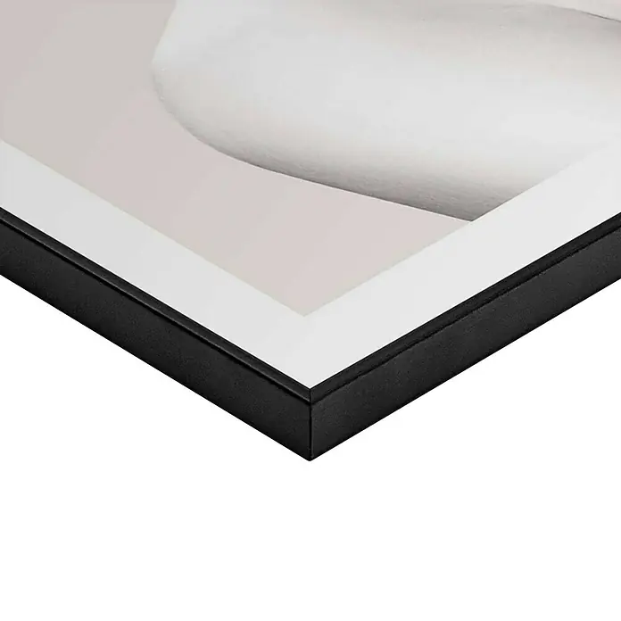 Reinders Bild Slim Frame Black - Floral Lady Sweet, B x H: 50 x 70 cm - Detailaufnahme eines gerahmten Kunstwerks mit einem weißen Passepartout und einem schwarzen Rahmen, der die elegante Präsentation hervorhebt.